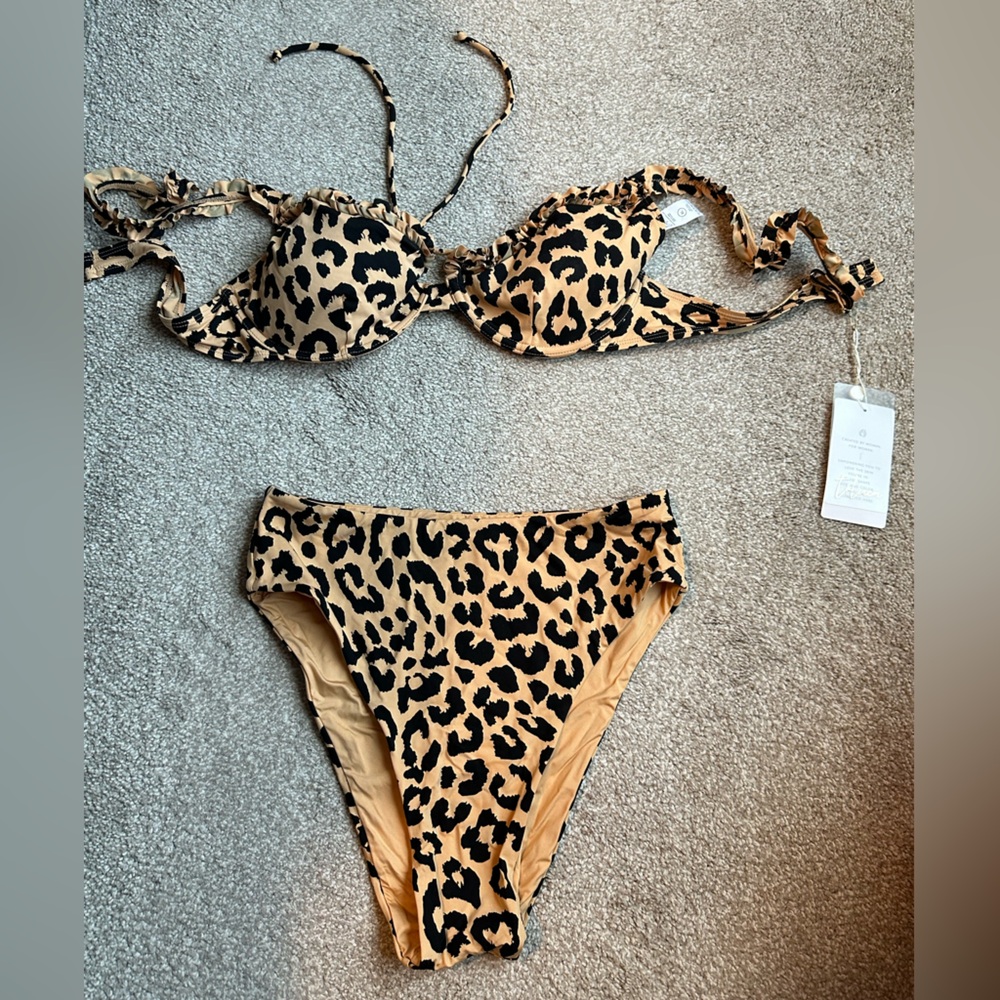 Bikini with underwire and removable pads. High cut, cheeky mid-high rise bottoms